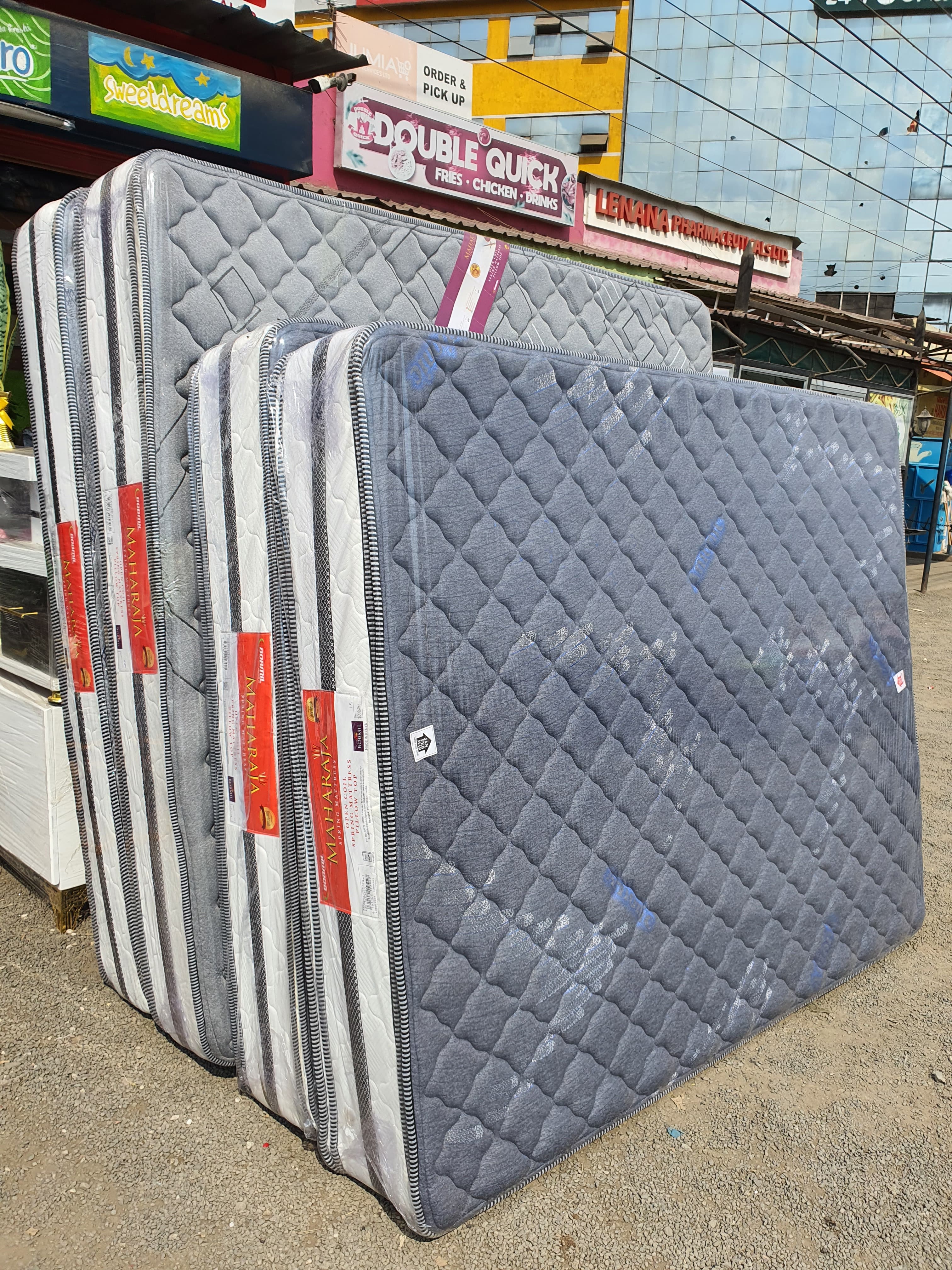 Maharaja open coil spring mattress with pillowtop layers on both sides to enhance comfort and soften your sleeping experience.
Open coil springs system provide balanced body support.