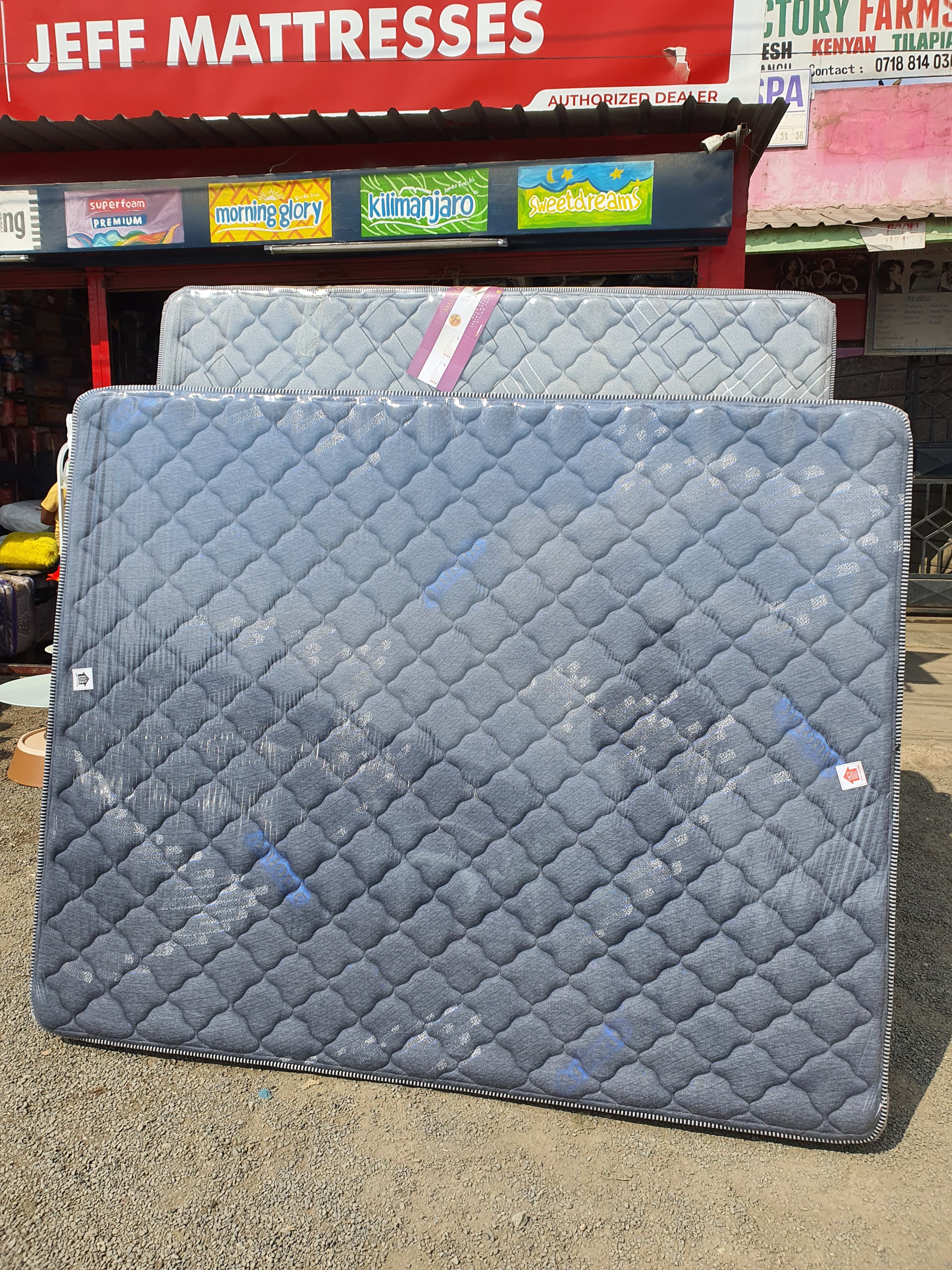 Maharaja open coil spring mattress with pillowtop layers on both sides to enhance comfort and soften your sleeping experience.
Open coil springs system provide balanced body support.