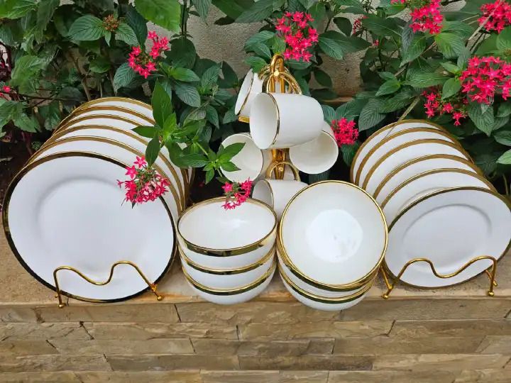 🥂🍽️ Elegant 24-Piece Gold-Rimmed Porcelain Dinner Set gold white – 6 Round Plates, 6 Side Plates, 6 Bowls, 6 Cups – Luxurious, Durable & Stylish Tableware for 6 People 🎁✨