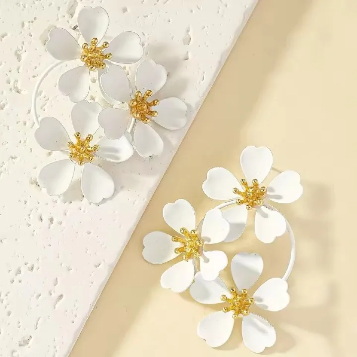 1Pair Bohemian Dangle Earrings Female Romantic Three Camellia Flower Korean Earrings for Women Luxury Designer Fashion Jewelry