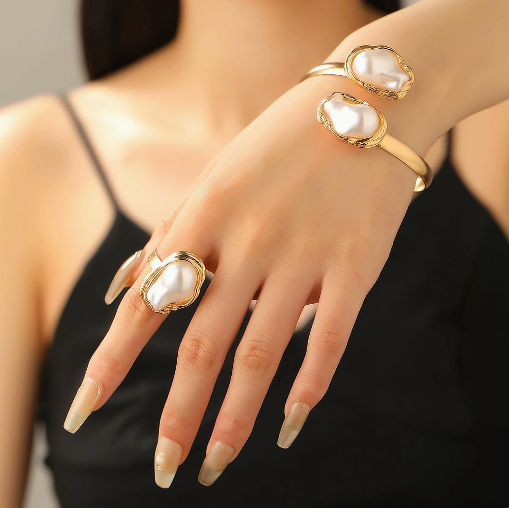 European And American Trends Are Hot, Special-Shaped Pearl Set, Retro Luxury Fashion Temperament Necklace, Stud Earrings, Ring Set.