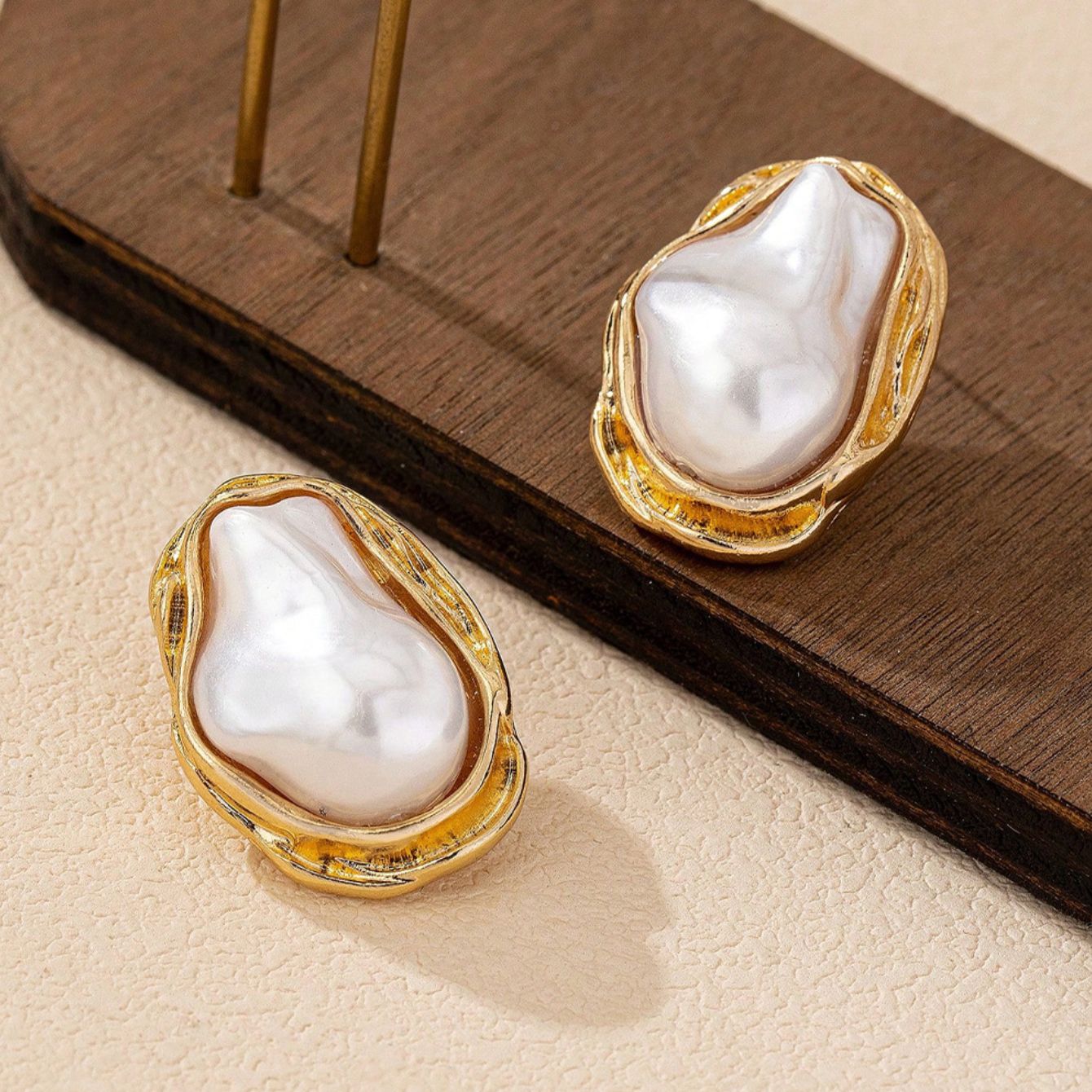 European And American Trends Are Hot, Special-Shaped Pearl Set, Retro Luxury Fashion Temperament Necklace, Stud Earrings, Ring Set.