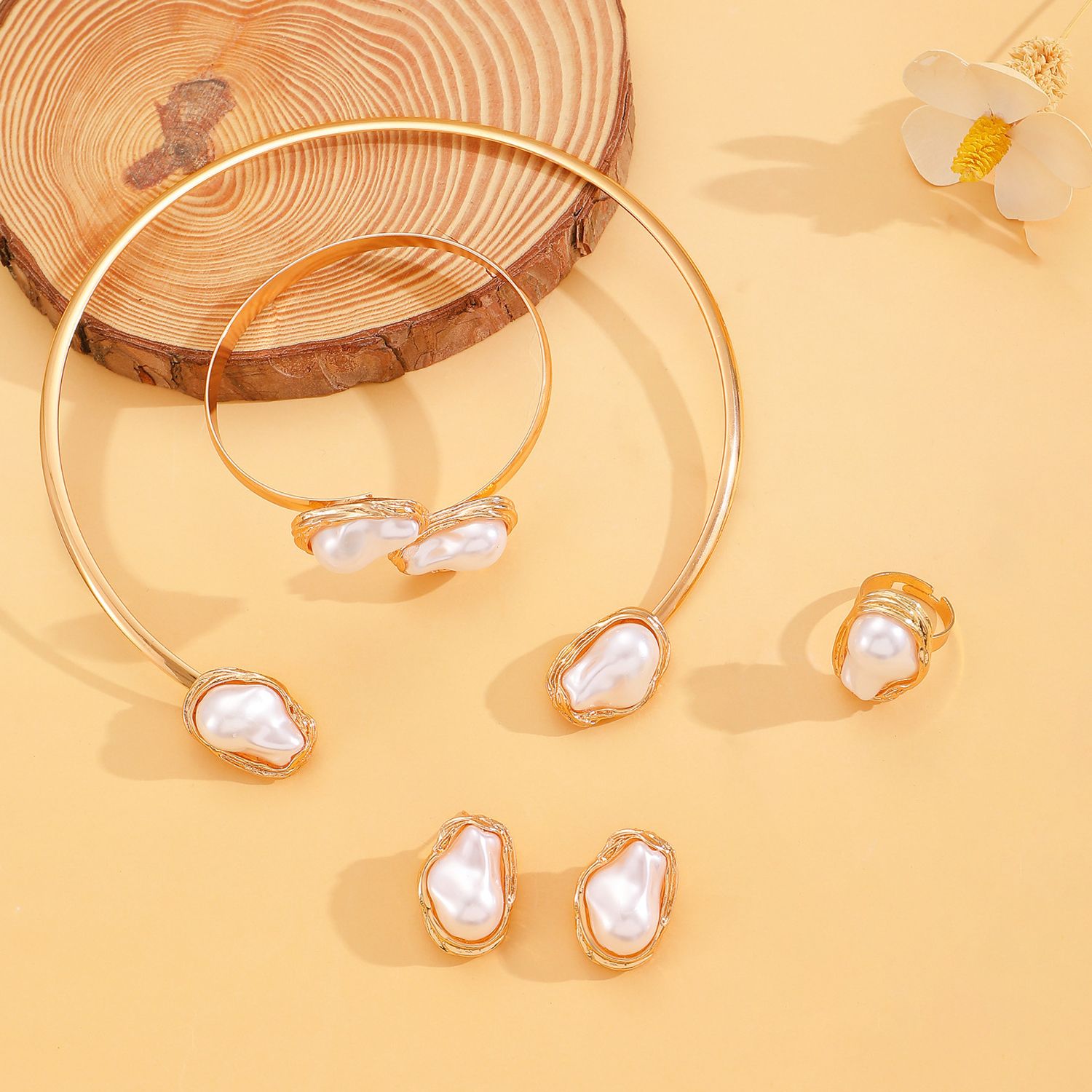 European And American Trends Are Hot, Special-Shaped Pearl Set, Retro Luxury Fashion Temperament Necklace, Stud Earrings, Ring Set.