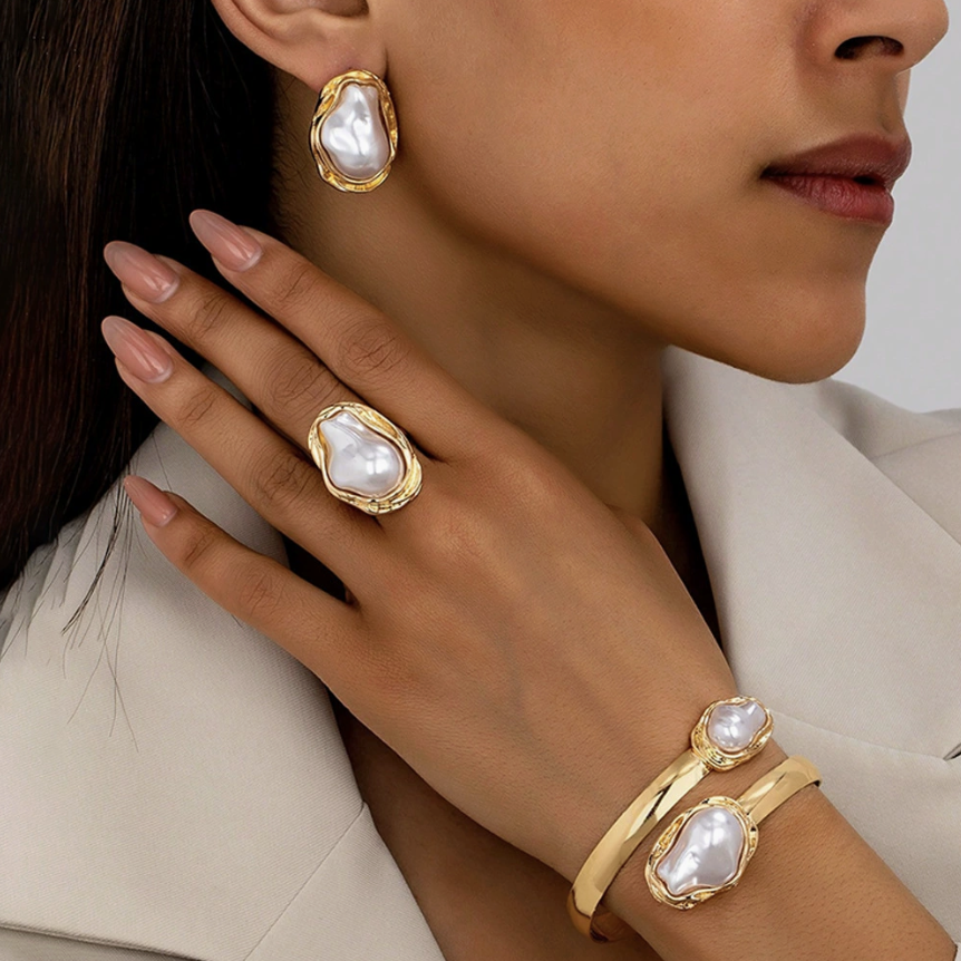 European And American Trends Are Hot, Special-Shaped Pearl Set, Retro Luxury Fashion Temperament Necklace, Stud Earrings, Ring Set.