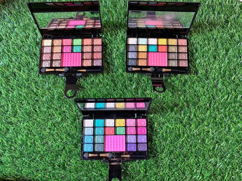 Elegant Beautiful Multiple Designs Eyeshadow Palletes Includes Beauty Glazed Eye Shadow Pallete, Jee brand eyeshadow and makeup palette, Kiko Milano Glazed Eye Shadow Pallete