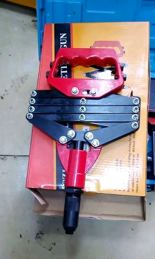 Hand/manual rivet gun
