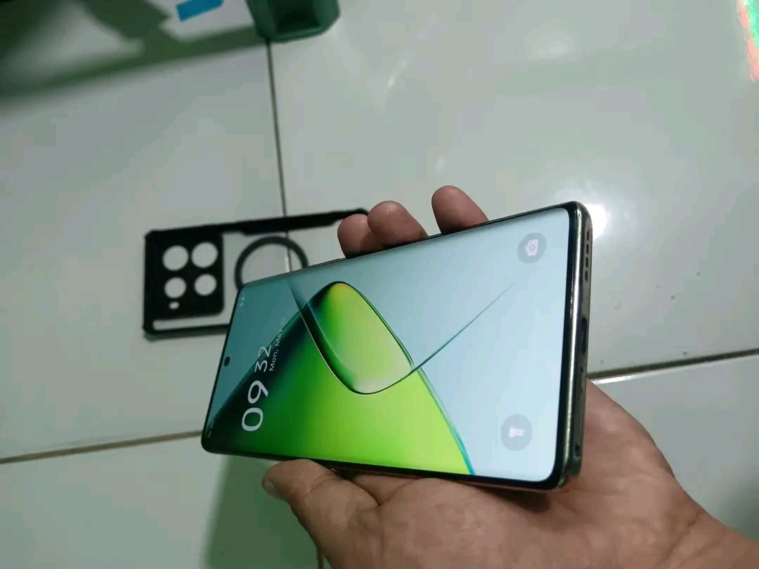Infinix Note 40 PRO plus + 5G 256GB+24GB (12+12)GB 6.78" Amoled Screen Wireless Charge Support Dual sim 5000mAh Battery 100W Charging 108MP Camera + GIFTS(20,000mAh oraimo powerbank+Oraimo free pods)