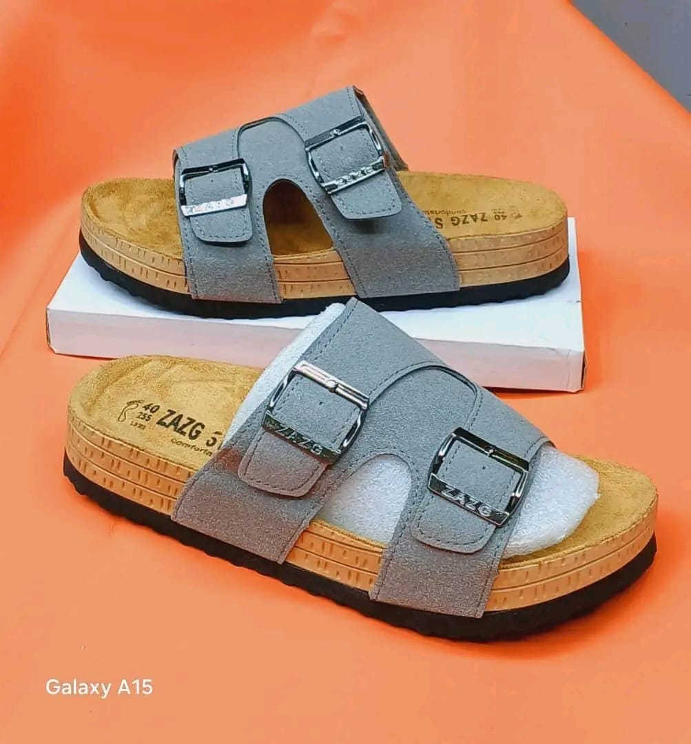 High Quality men leather ⚡ slipers💯LEATHER classic men outdoor slides.The best clarks SLIPERS supper QUALITY fashioned men ruber slides❤‍🔥wash and wear slides🔥admired and very cute as in pic🥰😘