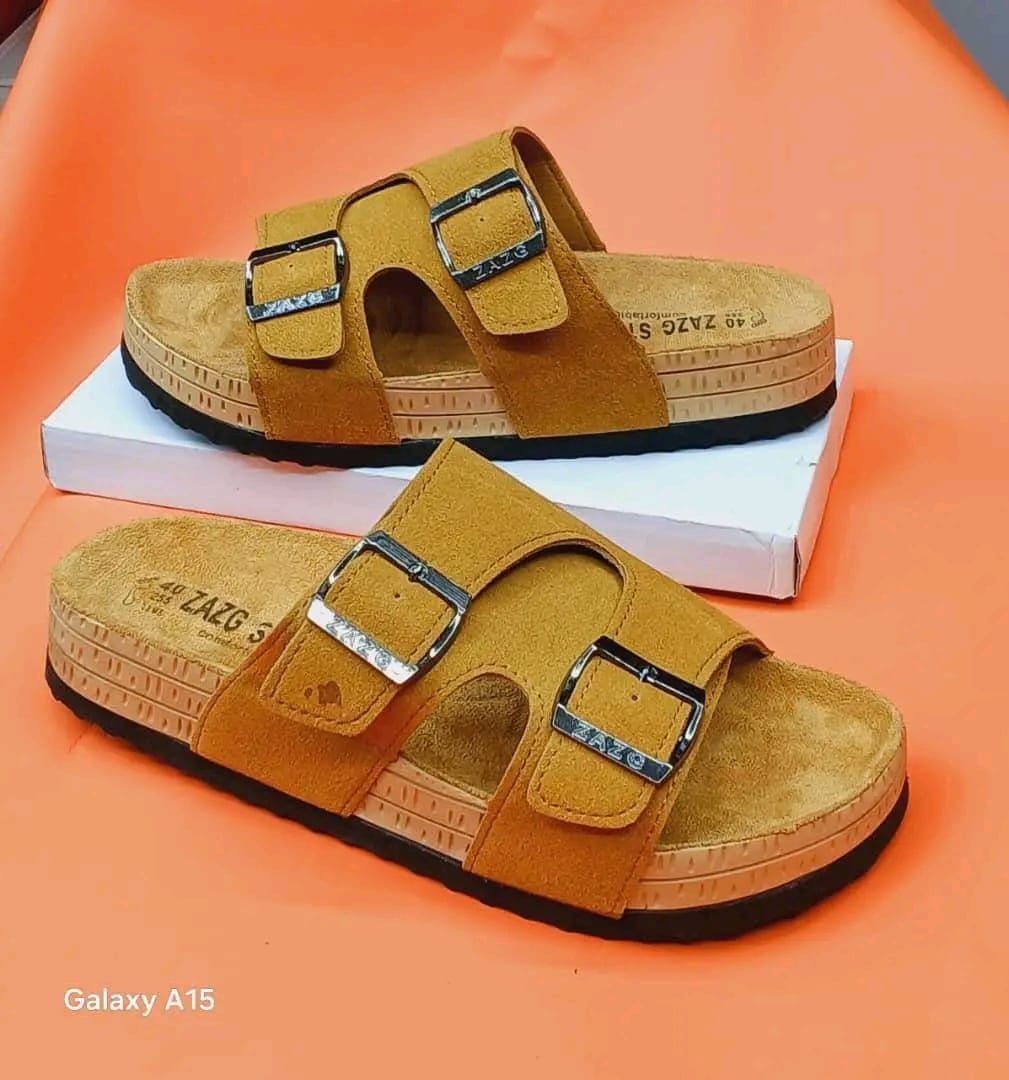 High Quality men leather ⚡ slipers💯LEATHER classic men outdoor slides.The best clarks SLIPERS supper QUALITY fashioned men ruber slides❤‍🔥wash and wear slides🔥admired and very cute as in pic🥰😘
