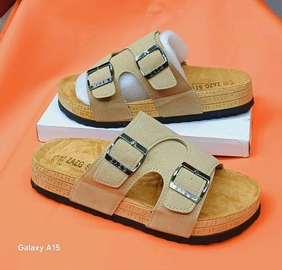 High Quality men leather ⚡ slipers💯LEATHER classic men outdoor slides.The best clarks SLIPERS supper QUALITY fashioned men ruber slides❤‍🔥wash and wear slides🔥admired and very cute as in pic🥰😘