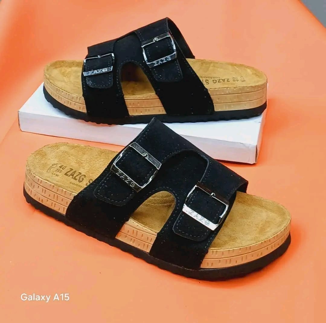 High Quality men leather ⚡ slipers💯LEATHER classic men outdoor slides.The best clarks SLIPERS supper QUALITY fashioned men ruber slides❤‍🔥wash and wear slides🔥admired and very cute as in pic🥰😘