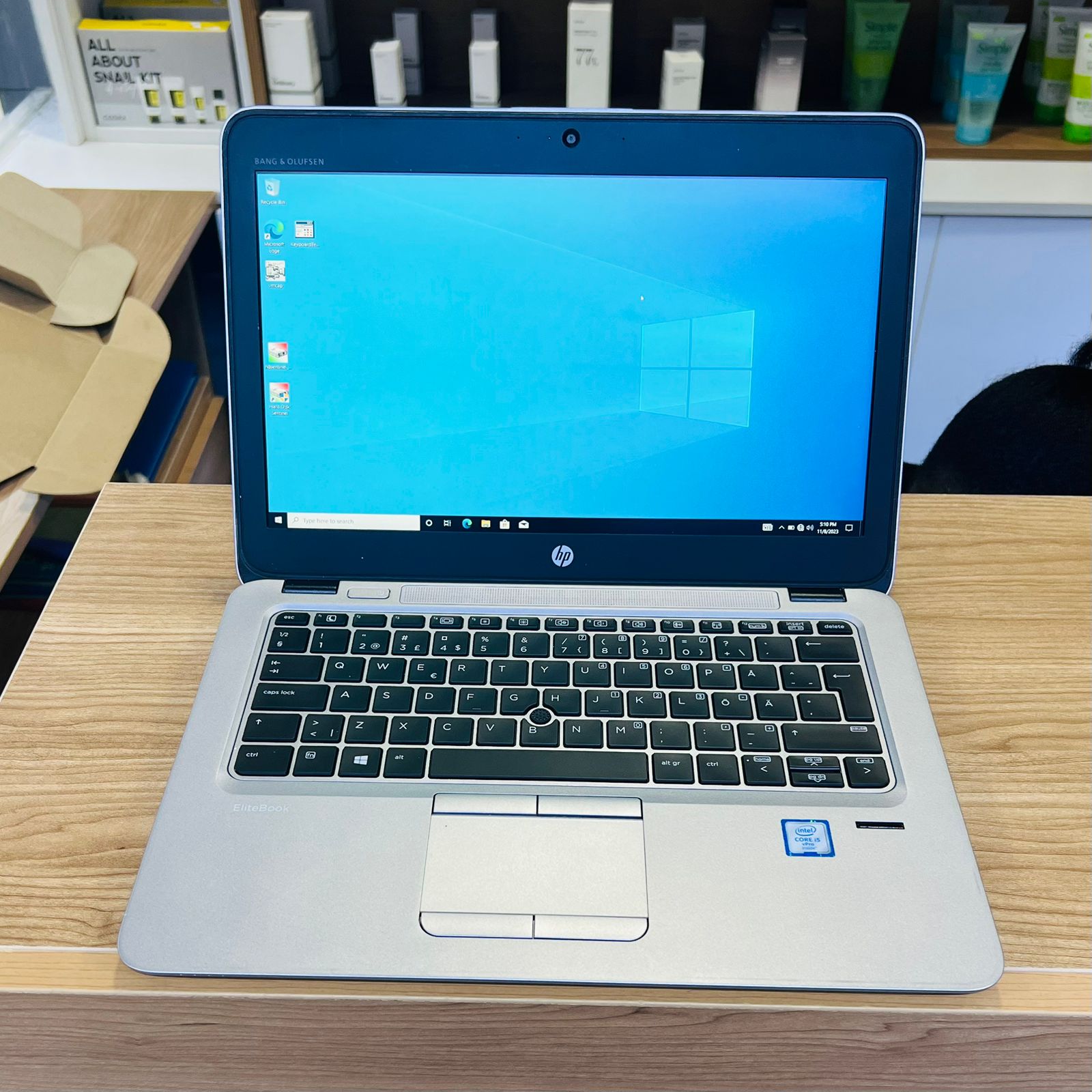 HP EliteBook 820 G3 Core i5-6th Gen 8GB RAM 256GB SSD FHD Laptop
Brand: HP
Manufacturer: Hp
Series: Elitebook
Colour: Silver
Form Factor: Notebook
Standing screen display size: 12.5 Inches