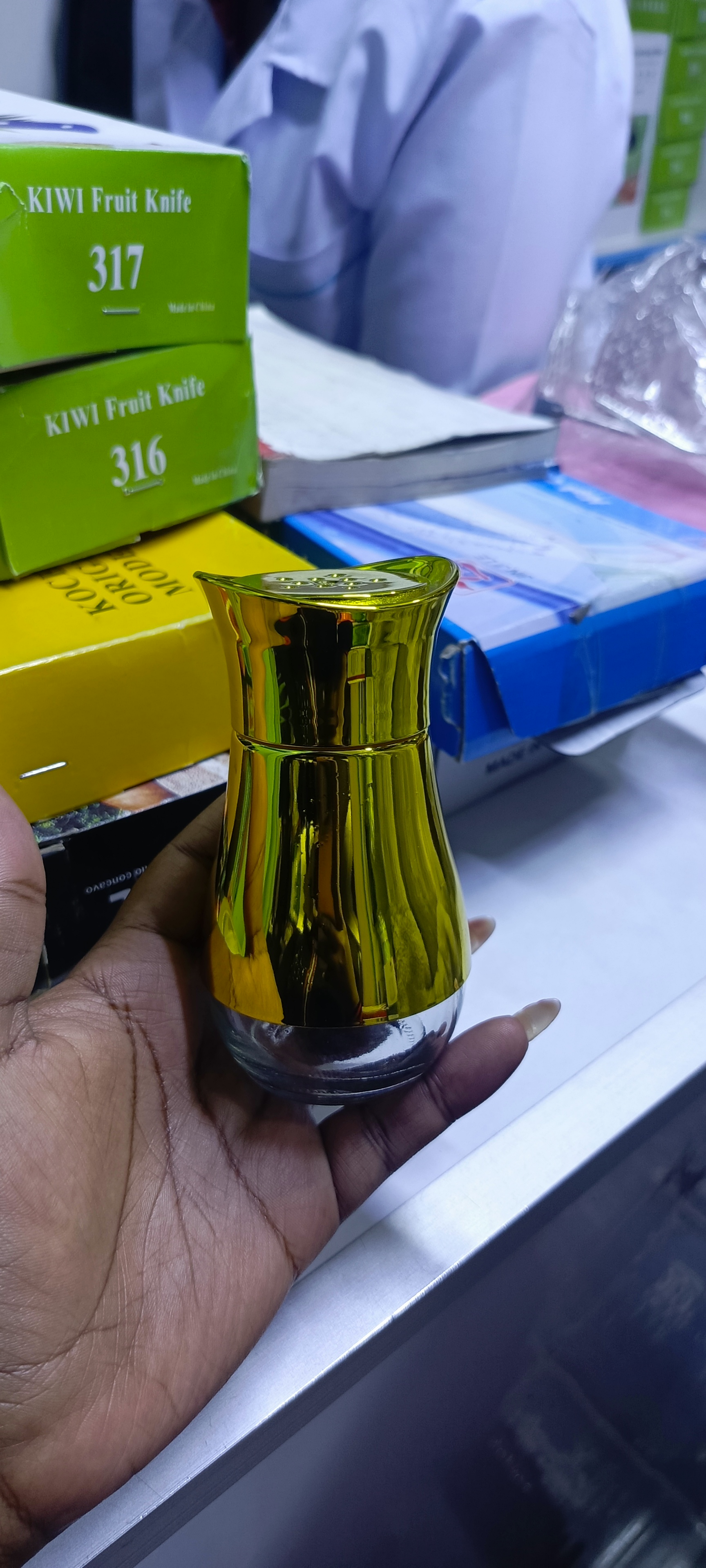 Salt shaker table salt shaker salt container for kitchen and dinning use