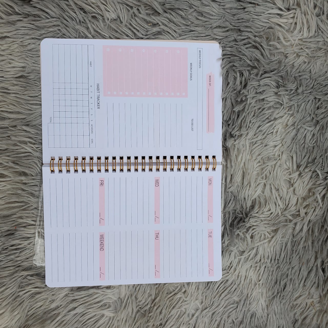 A5 52  weeks planner
♦un dated
♦strong cover
♦ 2 pages per week 
♦ Habit tracker
♦ Weekly Goals
♦ Available in light pink only