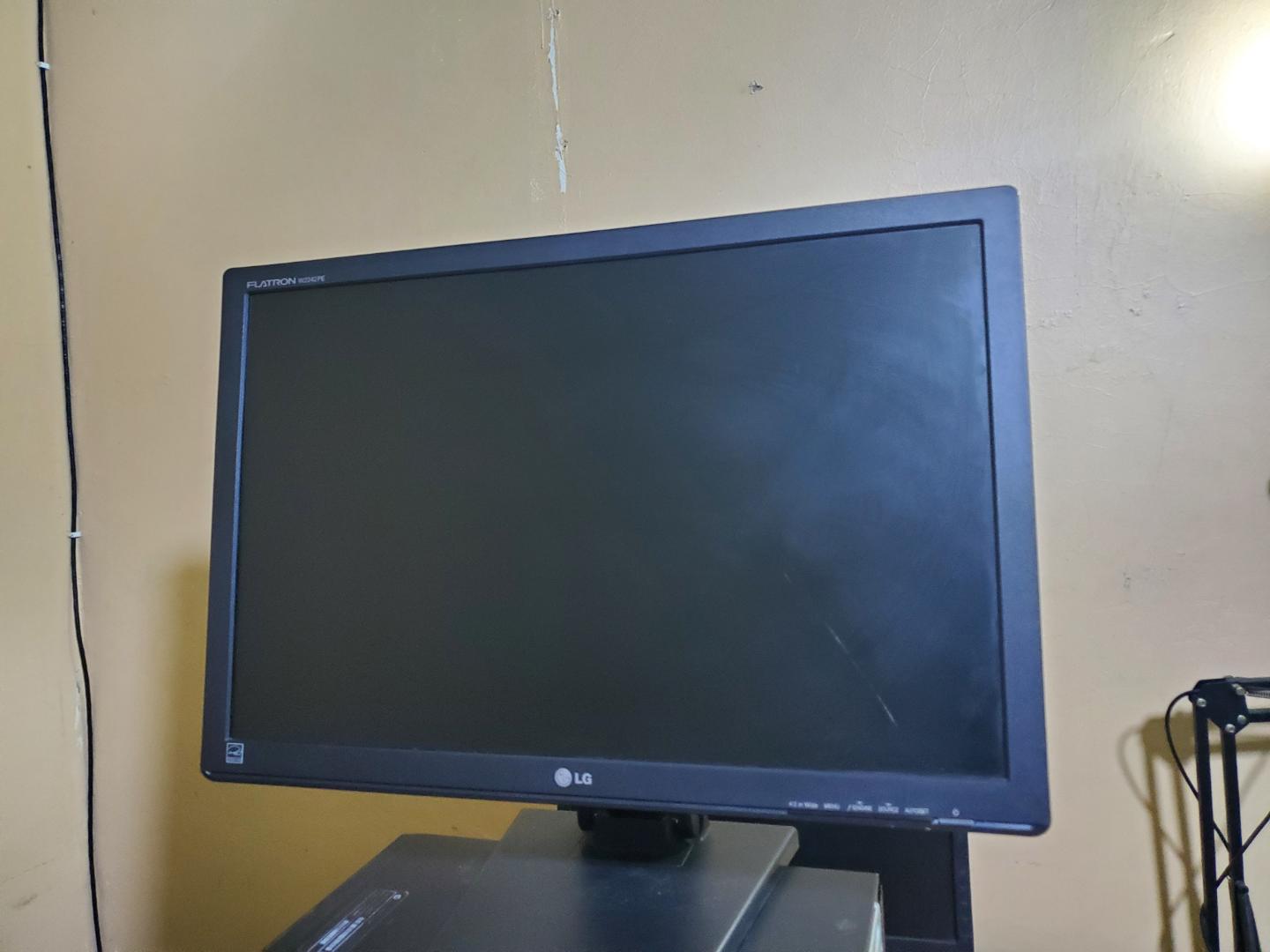 🟡 LG Flatron W2242PE 22-Inch LCD Monitor Combo + TV Guard + Power Cable + VGA – Refurbished Widescreen Monitor, 1680x1050, 5ms, VGA & DVI Input