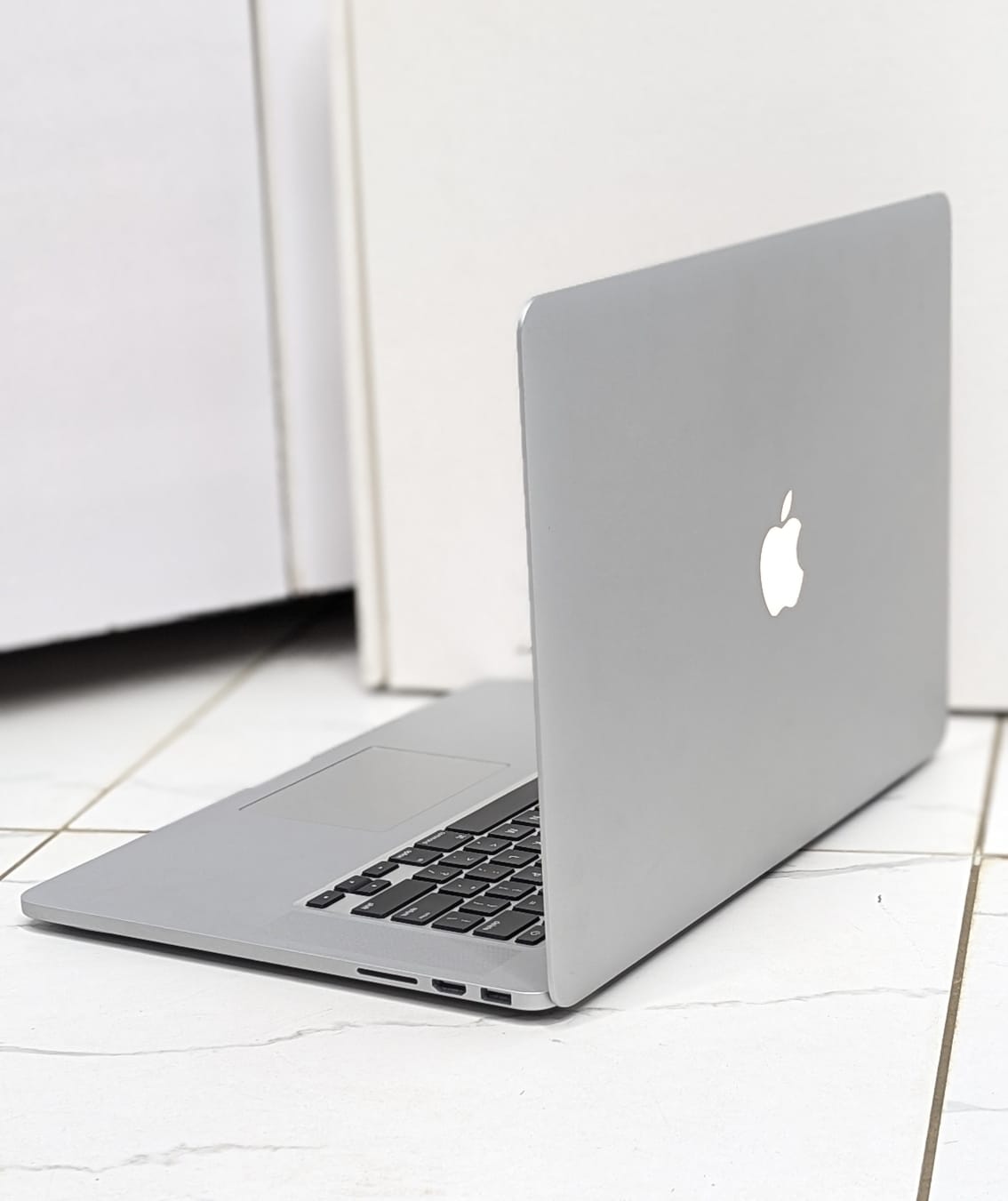 MACBOOK PRO 2015 15 INCH INTEL CORE i7 16GB RAM 512 GB SSD WITH 2GB RADEON GRAPHICS