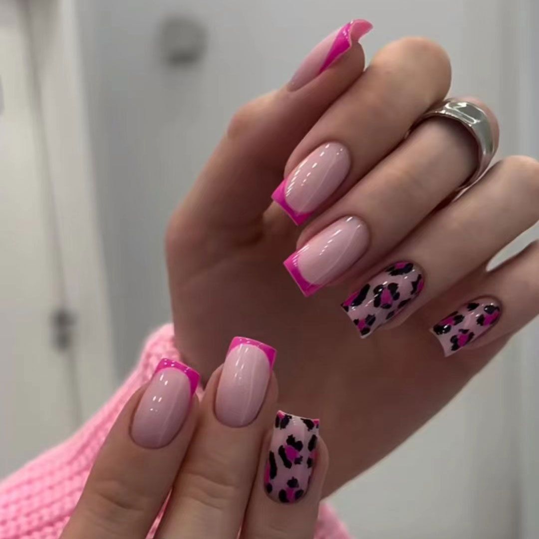 Wear European-style red-edge French leopard-pattern nail polish. 24-piece detachable finished product.