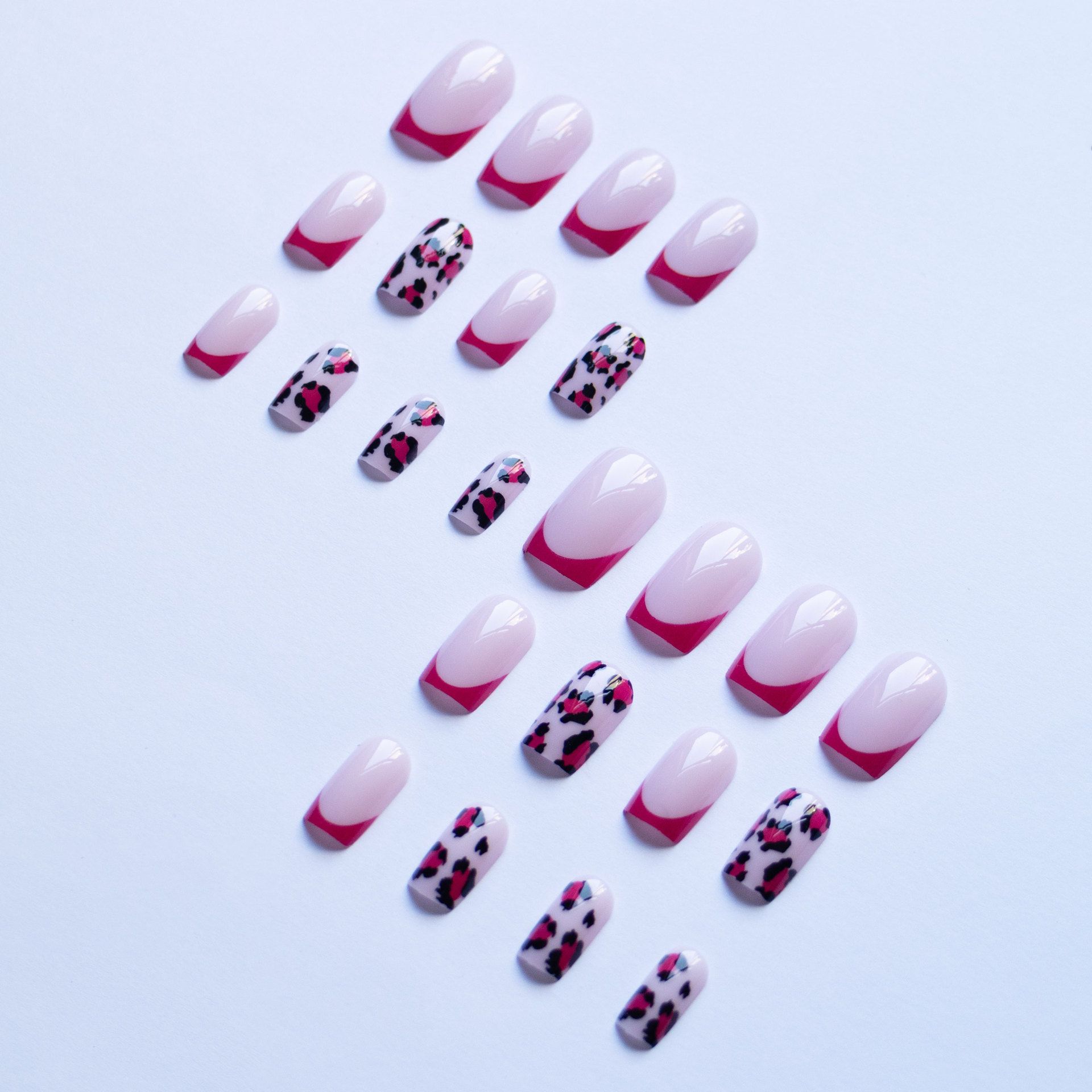 Wear European-style red-edge French leopard-pattern nail polish. 24-piece detachable finished product.