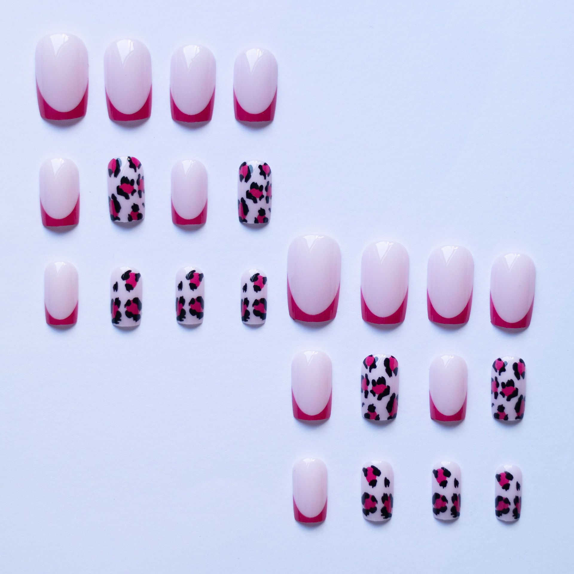 Wear European-style red-edge French leopard-pattern nail polish. 24-piece detachable finished product.