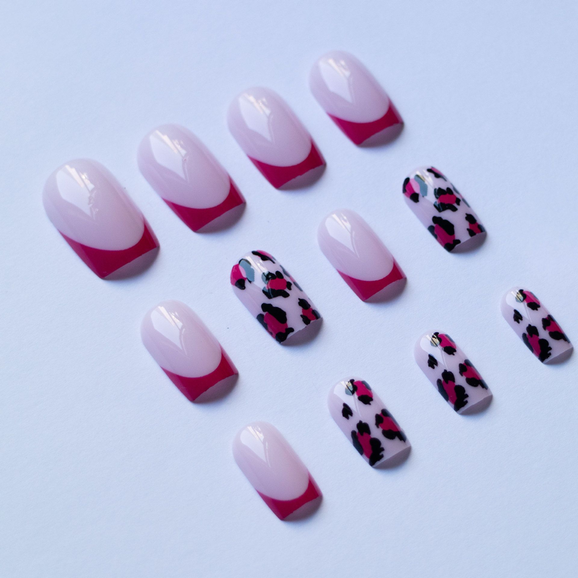 Wear European-style red-edge French leopard-pattern nail polish. 24-piece detachable finished product.