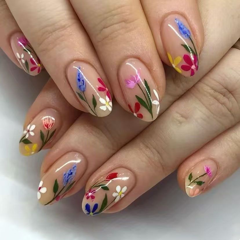 Wear elegant almond-shaped fresh flower style nail polish for a festive and charming look. Comes with 24 detachable pieces.