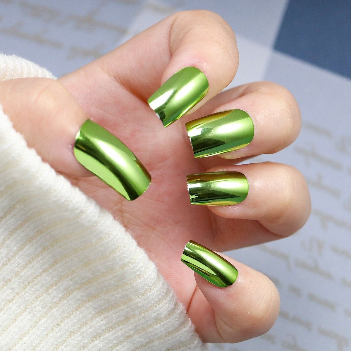 Silver-colored wearable nail tips, simple solid color short false nail tips, silver nail art stickers, ready-made nail tips, 24 pieces per pack.