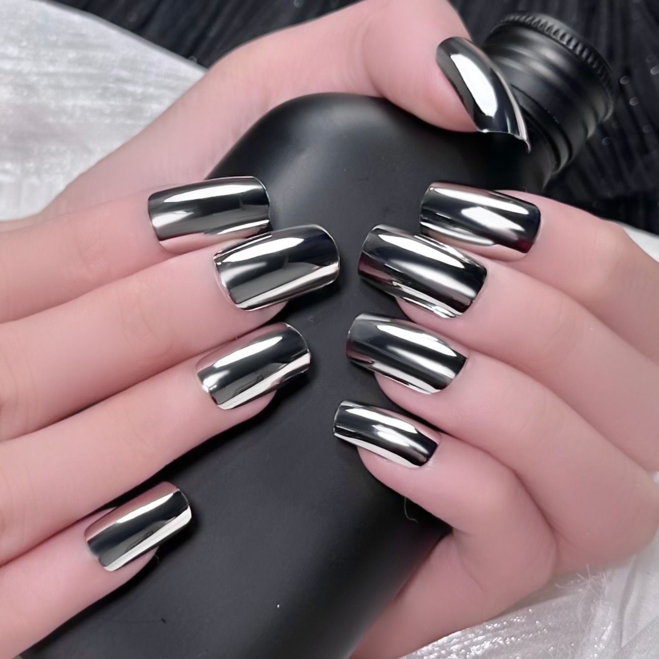 Silver-colored wearable nail tips, simple solid color short false nail tips, silver nail art stickers, ready-made nail tips, 24 pieces per pack.