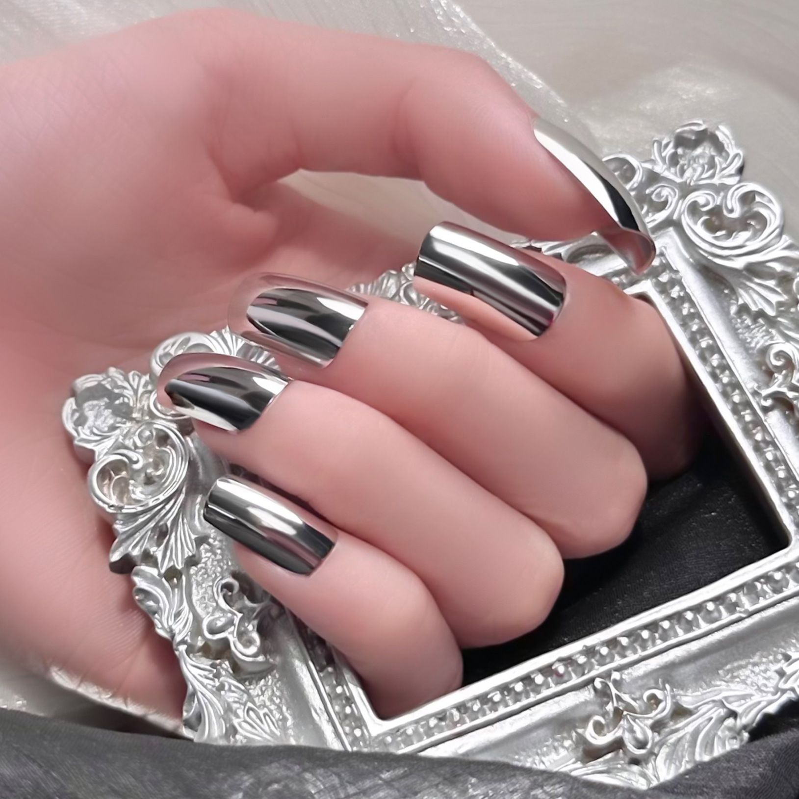 Silver-colored wearable nail tips, simple solid color short false nail tips, silver nail art stickers, ready-made nail tips, 24 pieces per pack.