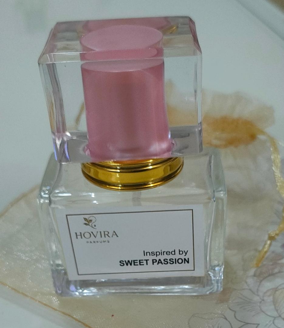 Sweet Passion oil-based perfume is a rich, long-lasting fragrance with sweet, floral, and fruity notes, creating a warm and romantic scent perfect for everyday wear.