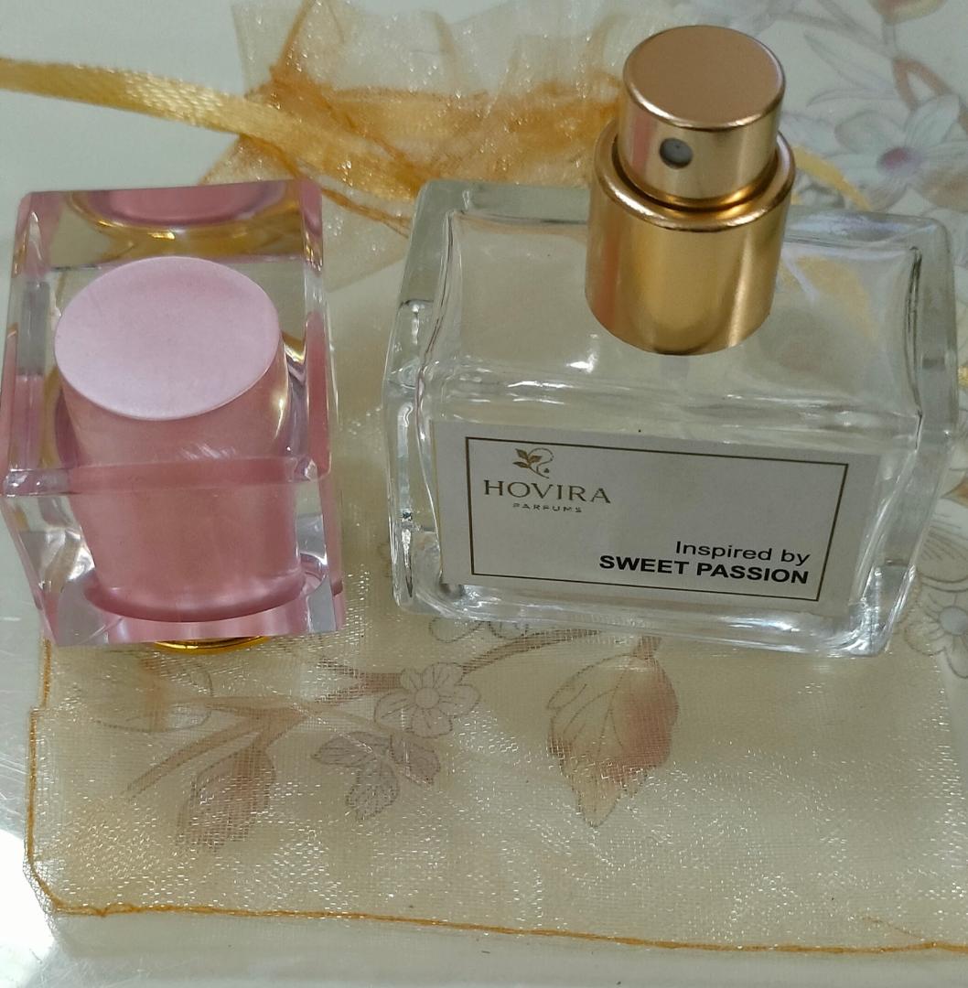 Sweet Passion oil-based perfume is a rich, long-lasting fragrance with sweet, floral, and fruity notes, creating a warm and romantic scent perfect for everyday wear.