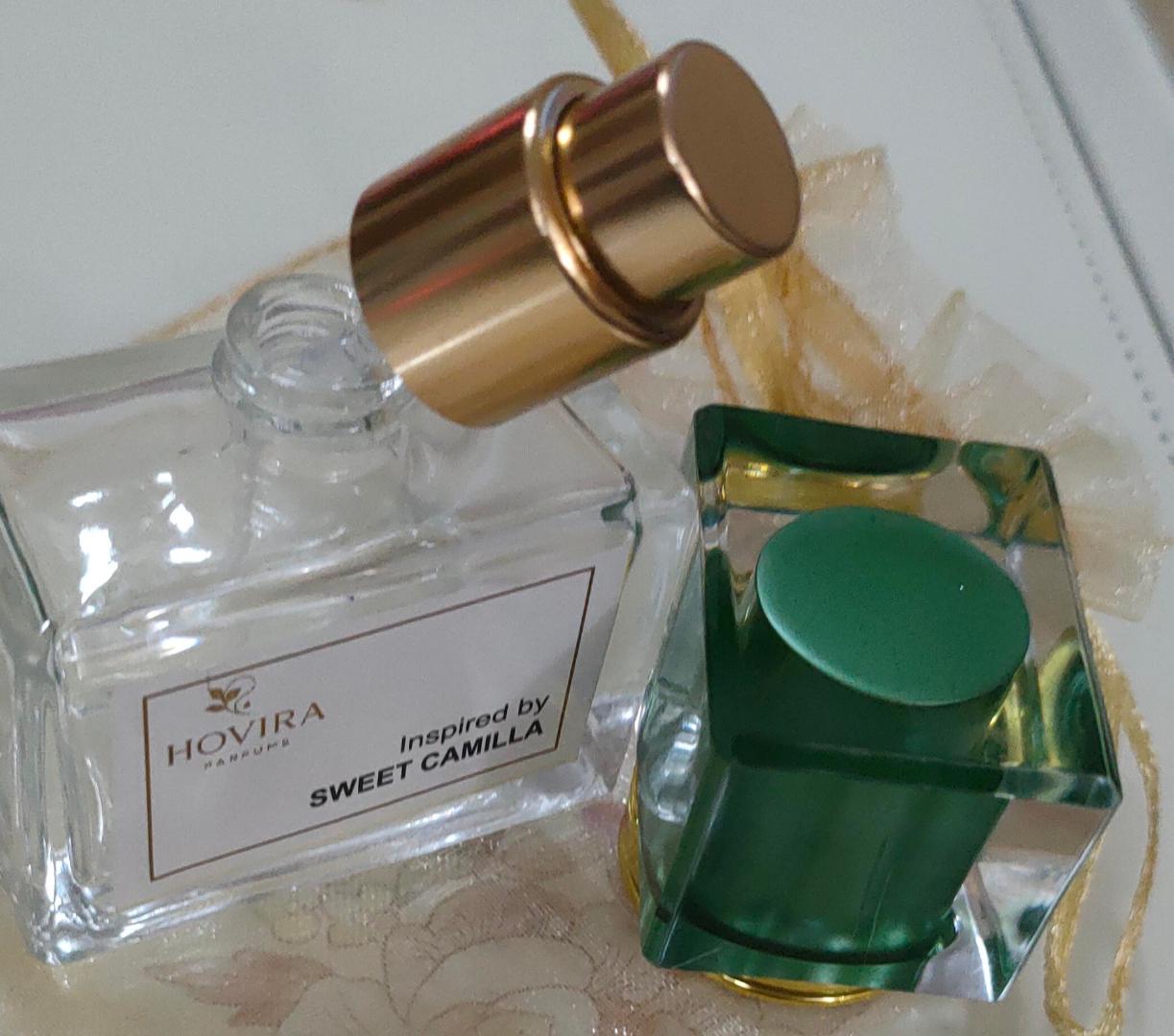 Sweet Camilla oil-based perfume is a long-lasting, delicate fragrance with soft floral and sweet notes, offering a fresh and feminine scent ideal for daily wear.