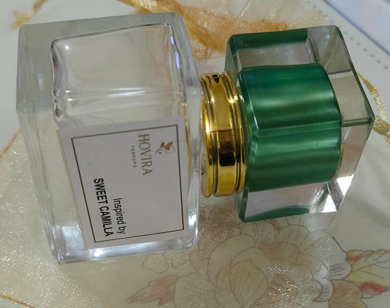 Sweet Camilla oil-based perfume is a long-lasting, delicate fragrance with soft floral and sweet notes, offering a fresh and feminine scent ideal for daily wear.