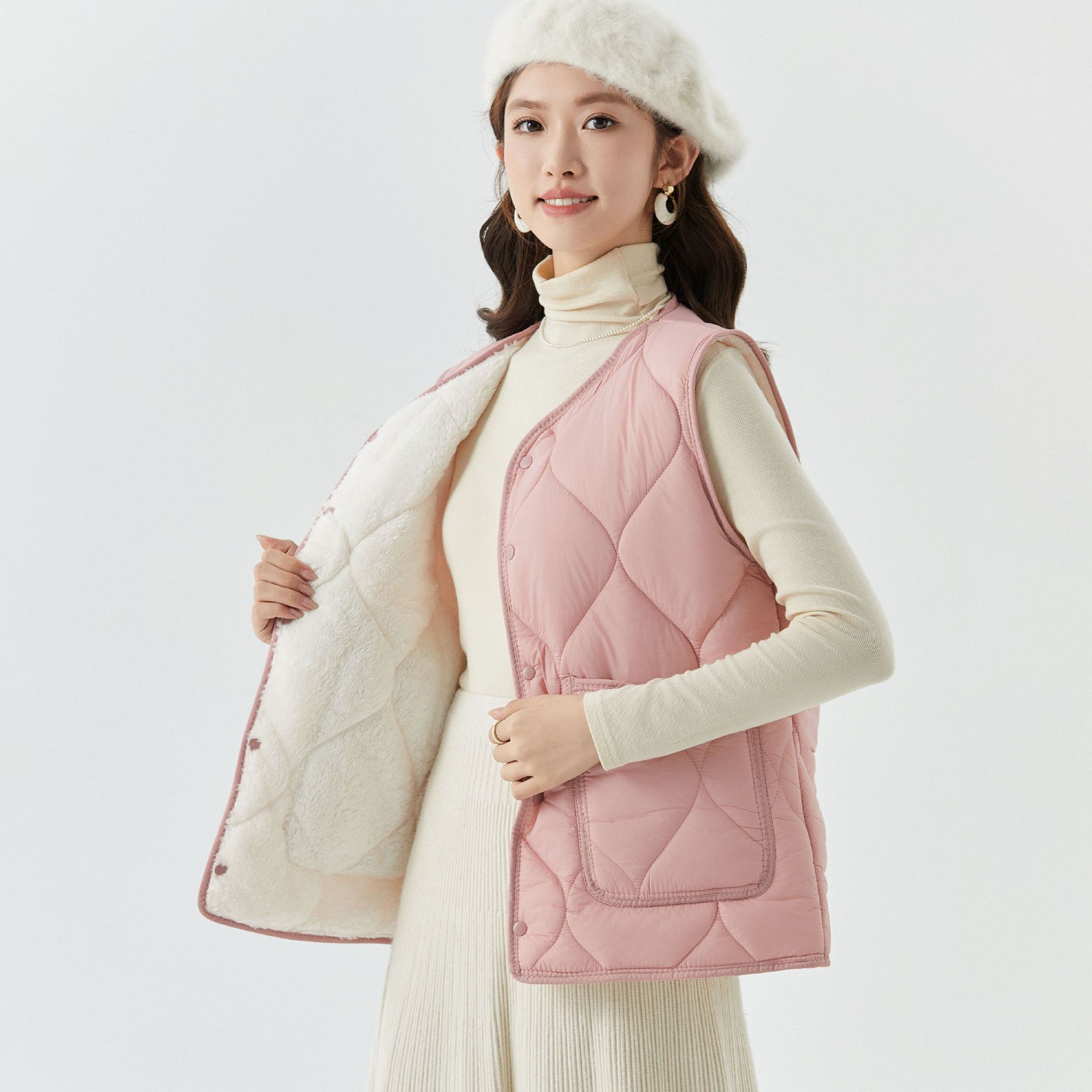 Ladies' warm, enlarged and thickened, flannel inner layer, camisole, women's style, lamb wool, buttons, casual cotton vest for outer wear