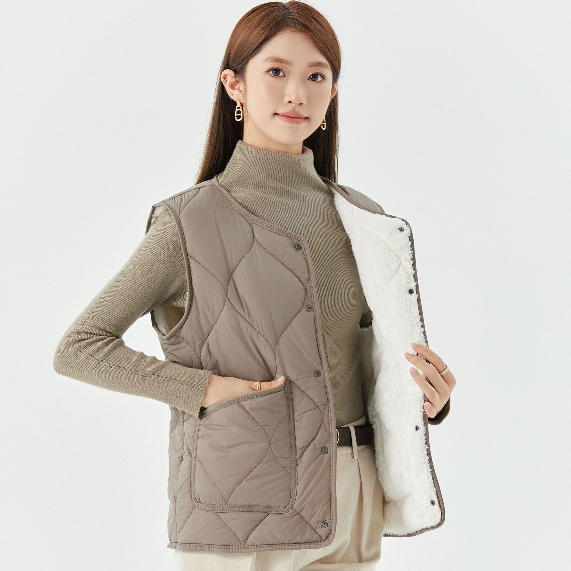 Ladies' warm, enlarged and thickened, flannel inner layer, camisole, women's style, lamb wool, buttons, casual cotton vest for outer wear