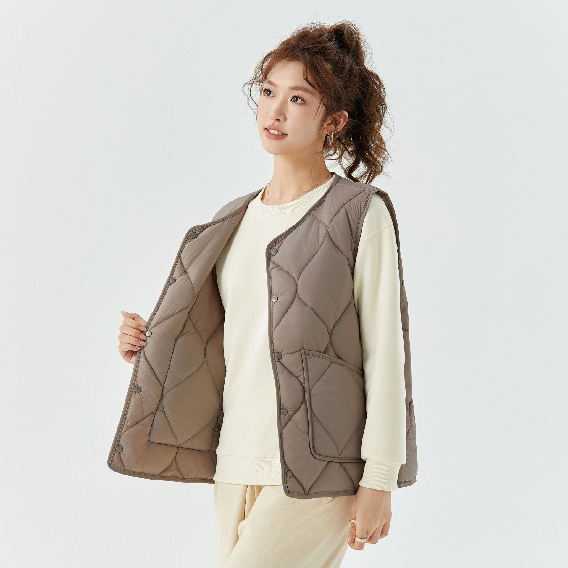 Ladies' warm, enlarged and thickened, flannel inner layer, camisole, women's style, lamb wool, buttons, casual cotton vest for outer wear