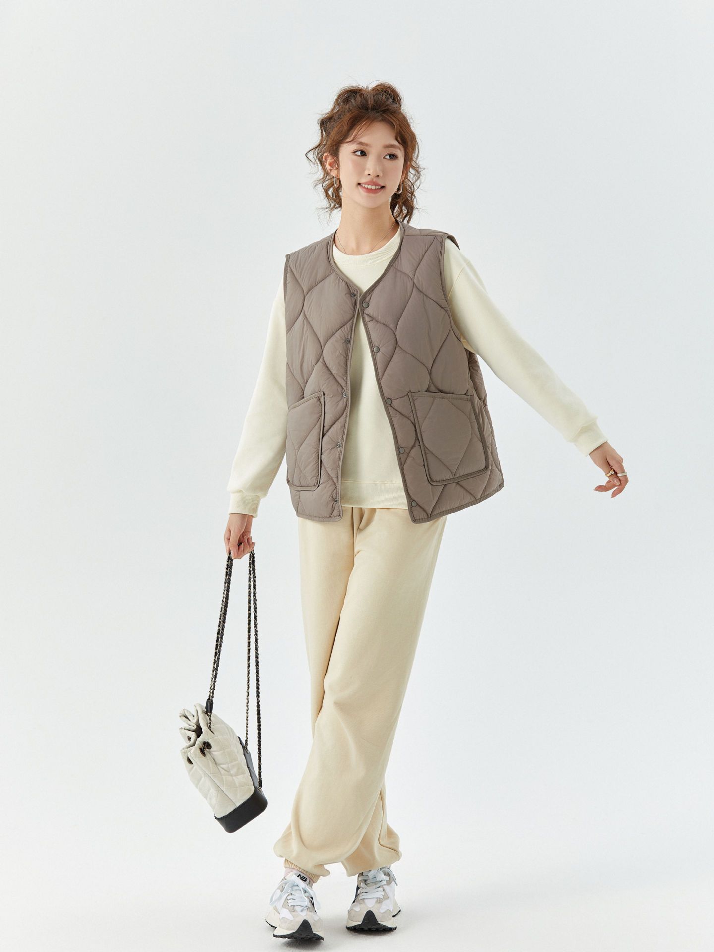 Ladies' warm, enlarged and thickened, flannel inner layer, camisole, women's style, lamb wool, buttons, casual cotton vest for outer wear
