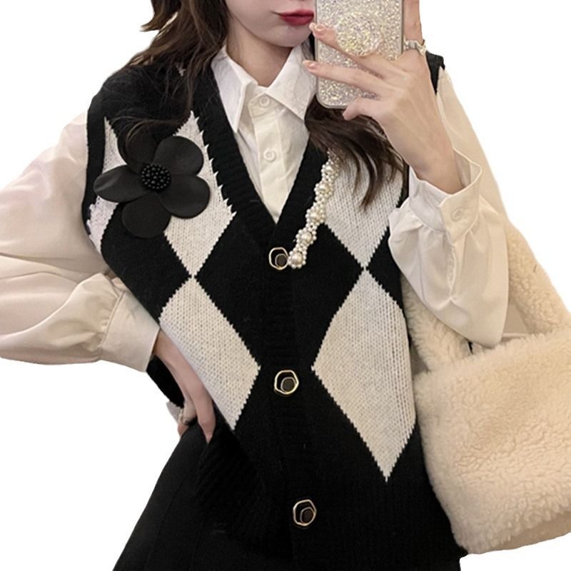 Xiaoxiangfeng Lingge, Pearl, V-neck Knitted Sweater, Vest, Women's Style, Stacked Camry Shoulder Clip