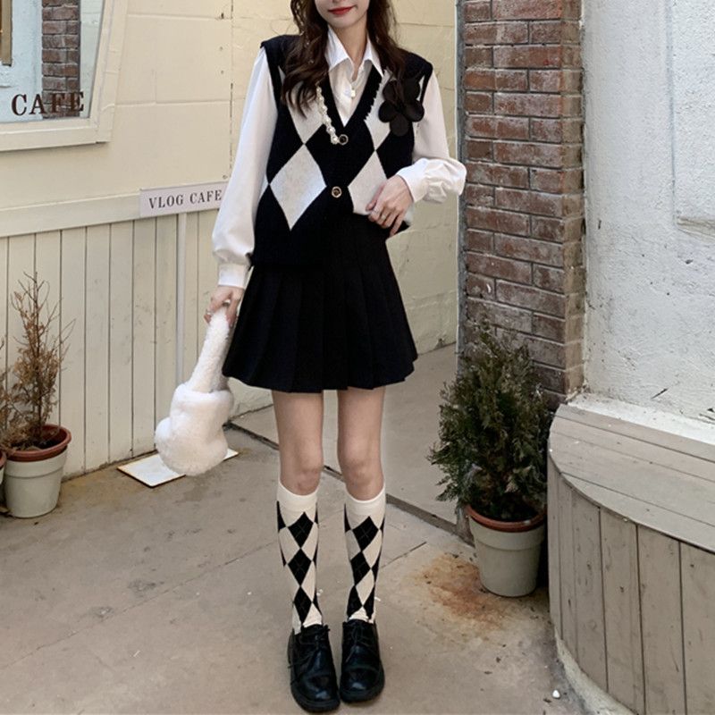 Xiaoxiangfeng Lingge, Pearl, V-neck Knitted Sweater, Vest, Women's Style, Stacked Camry Shoulder Clip
