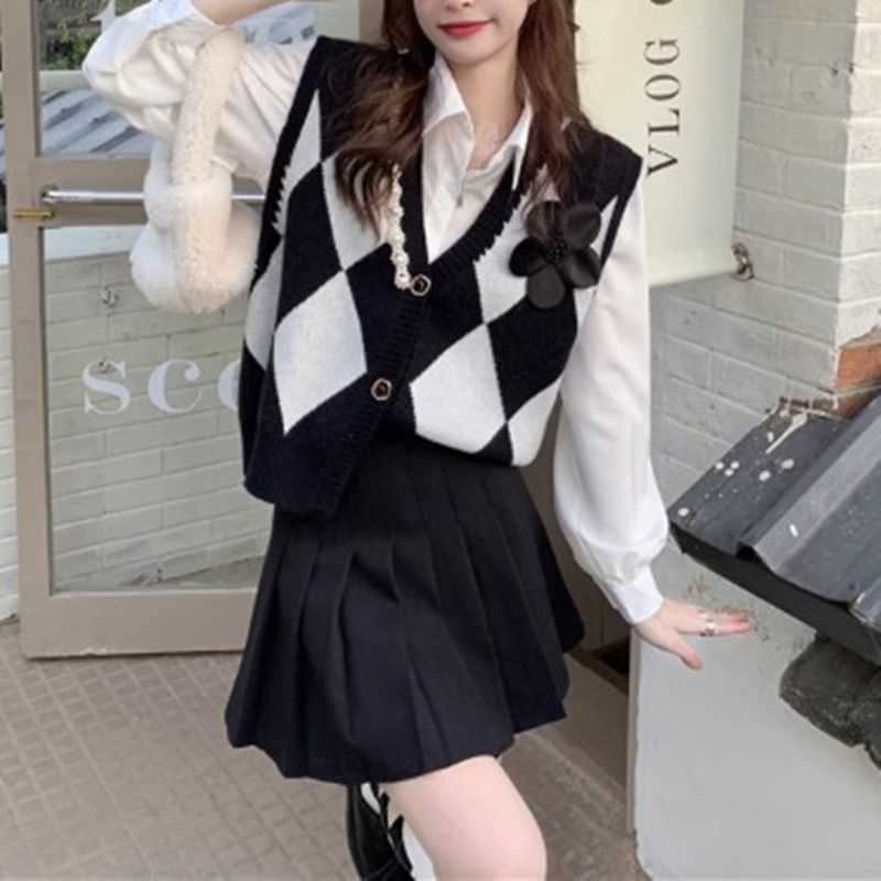 Xiaoxiangfeng Lingge, Pearl, V-neck Knitted Sweater, Vest, Women's Style, Stacked Camry Shoulder Clip