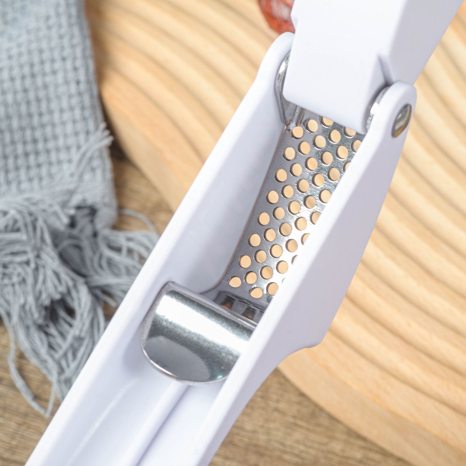New manual garlic press, spot wholesale, kitchen tools, simple and easy to use garlic tamper  household garlic squeezer