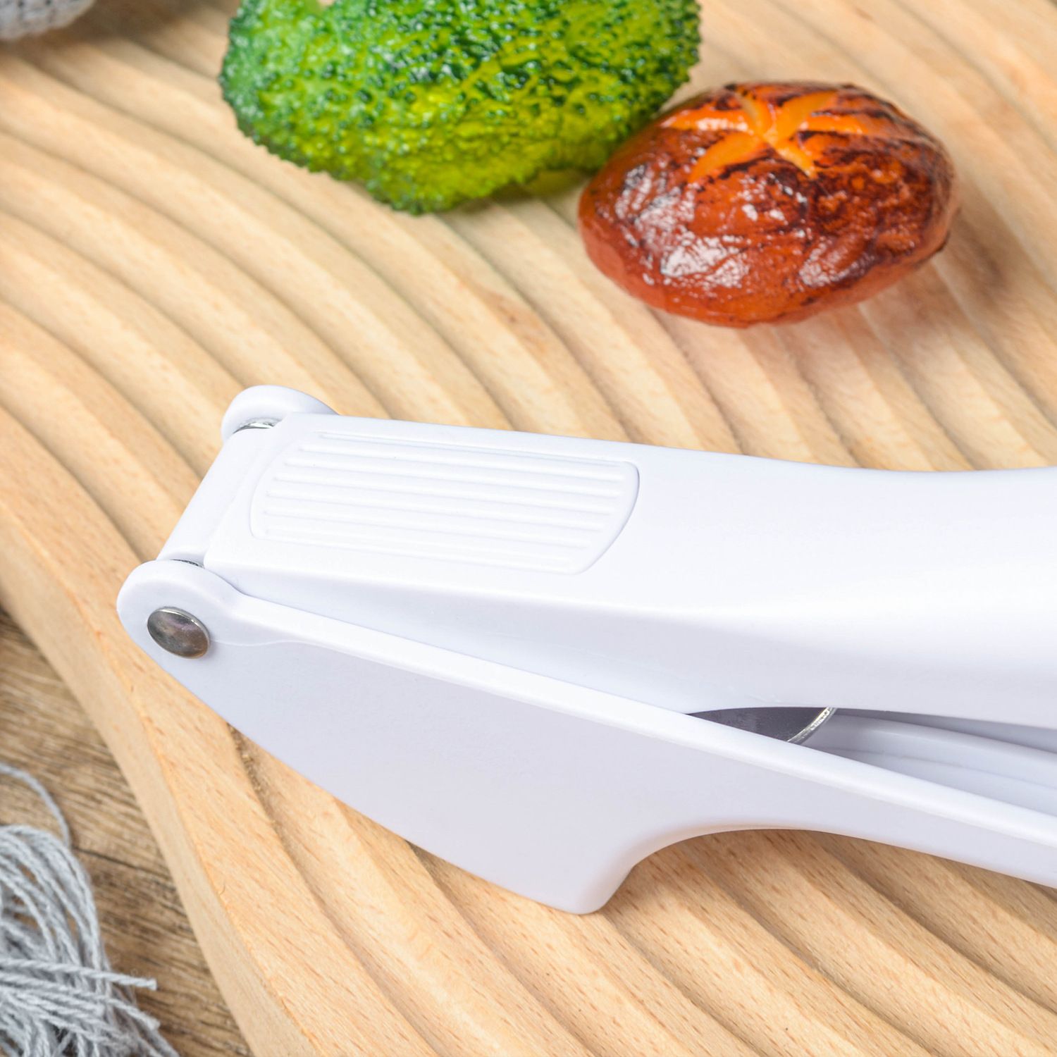 New manual garlic press, spot wholesale, kitchen tools, simple and easy to use garlic tamper  household garlic squeezer