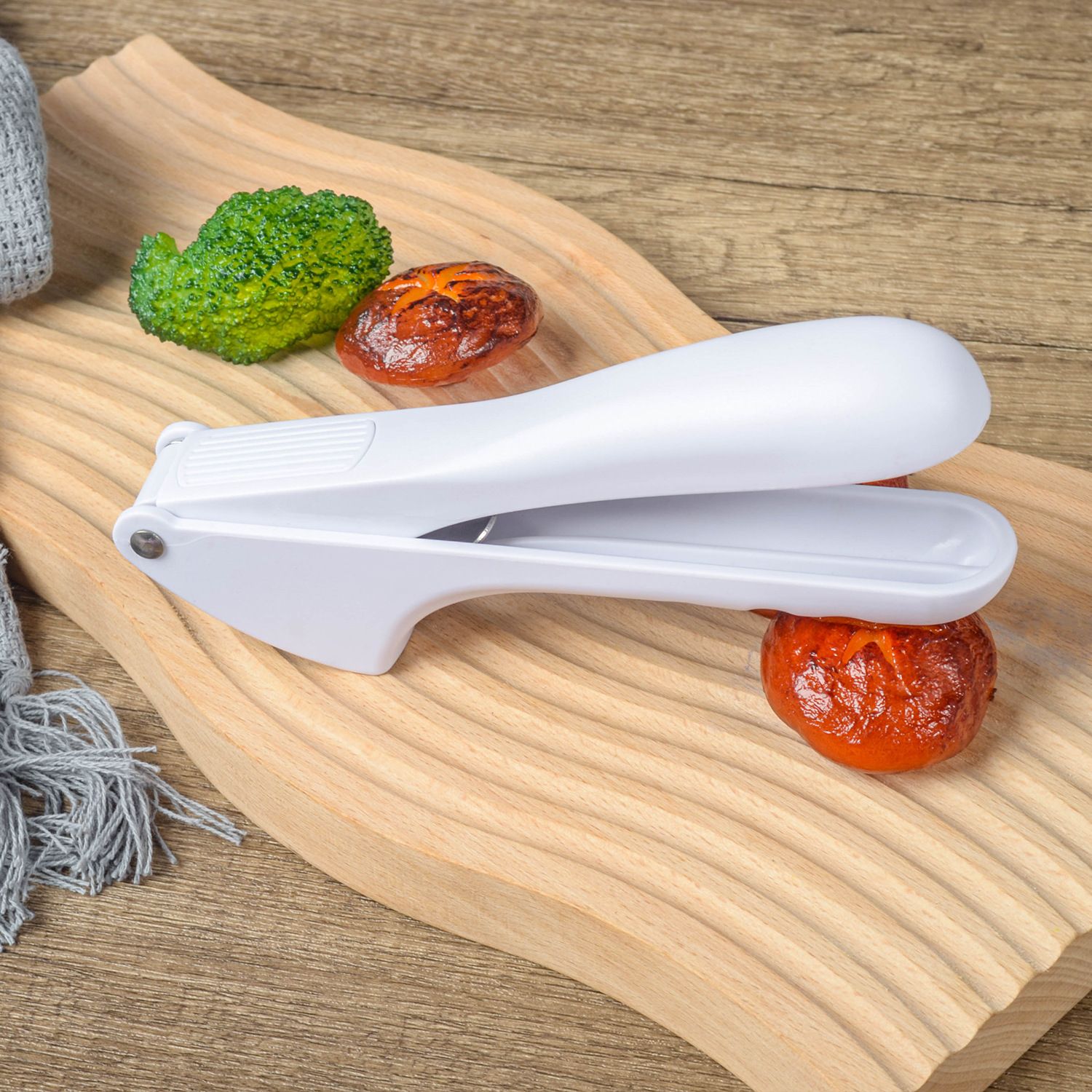 New manual garlic press, spot wholesale, kitchen tools, simple and easy to use garlic tamper  household garlic squeezer