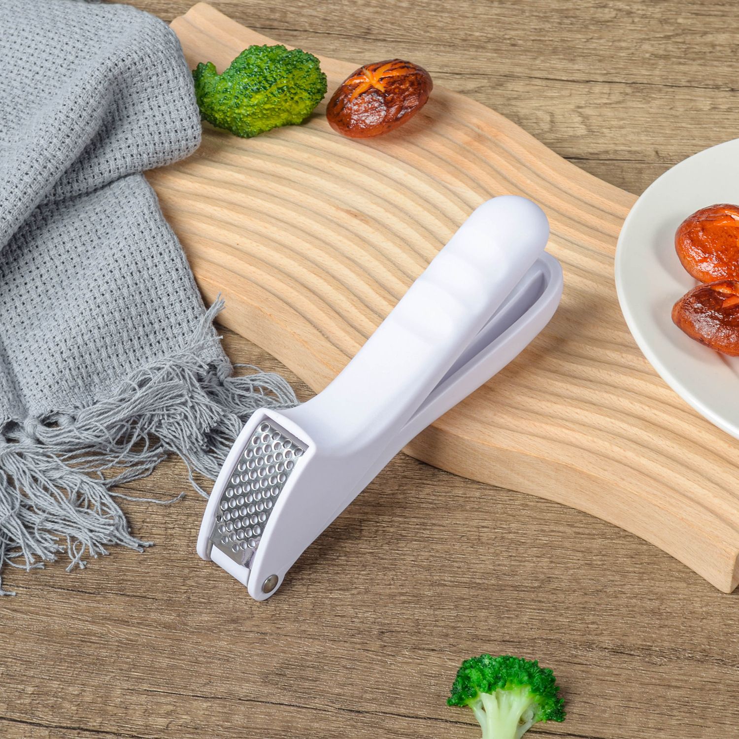 New manual garlic press, spot wholesale, kitchen tools, simple and easy to use garlic tamper  household garlic squeezer