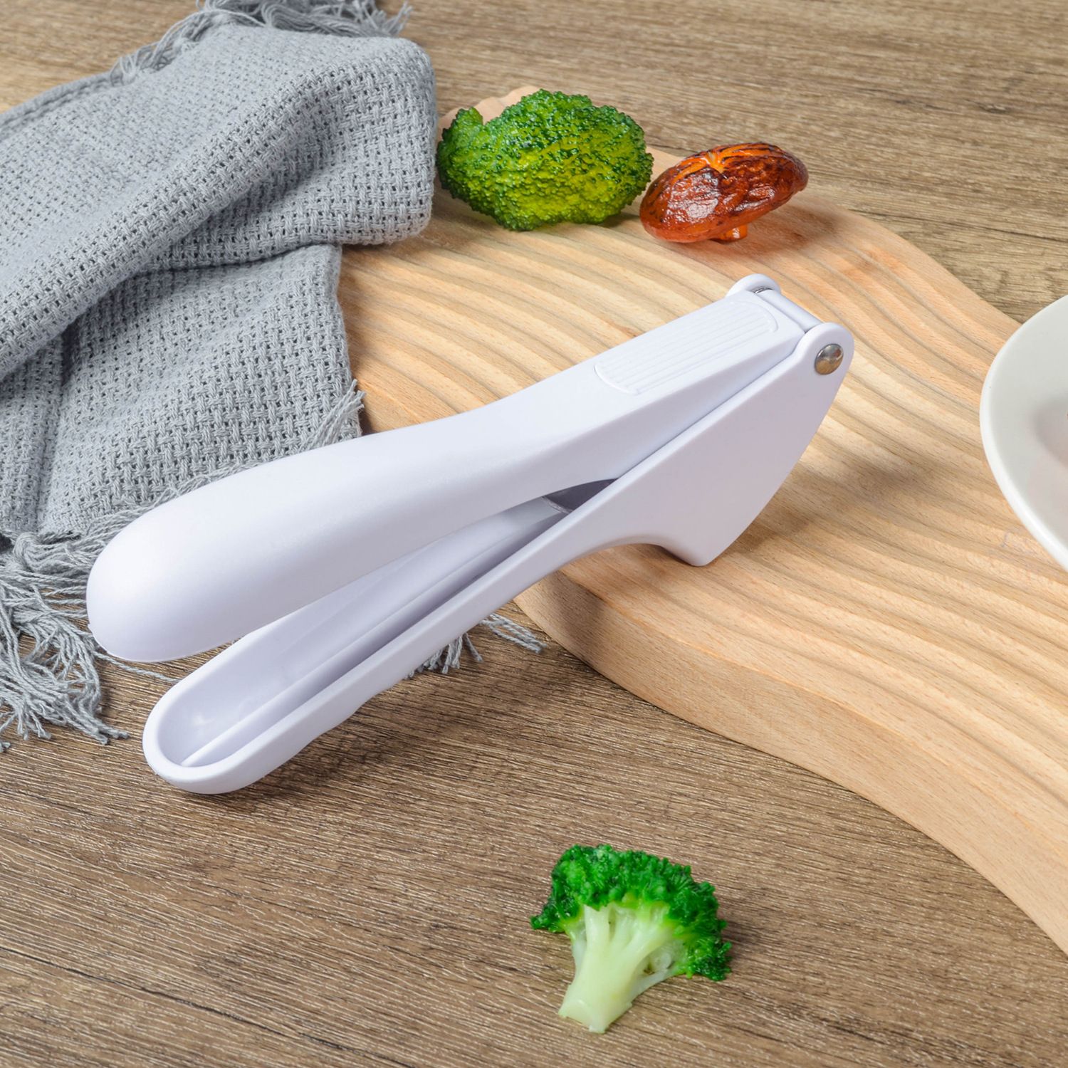 New manual garlic press, spot wholesale, kitchen tools, simple and easy to use garlic tamper  household garlic squeezer