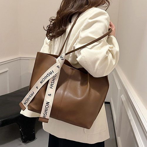 Vintage Niche Women's Brown Tote Bag Stylish Shoulder Handbag with Large Capacity and Premium Texture for Casual Daily and Office Commute