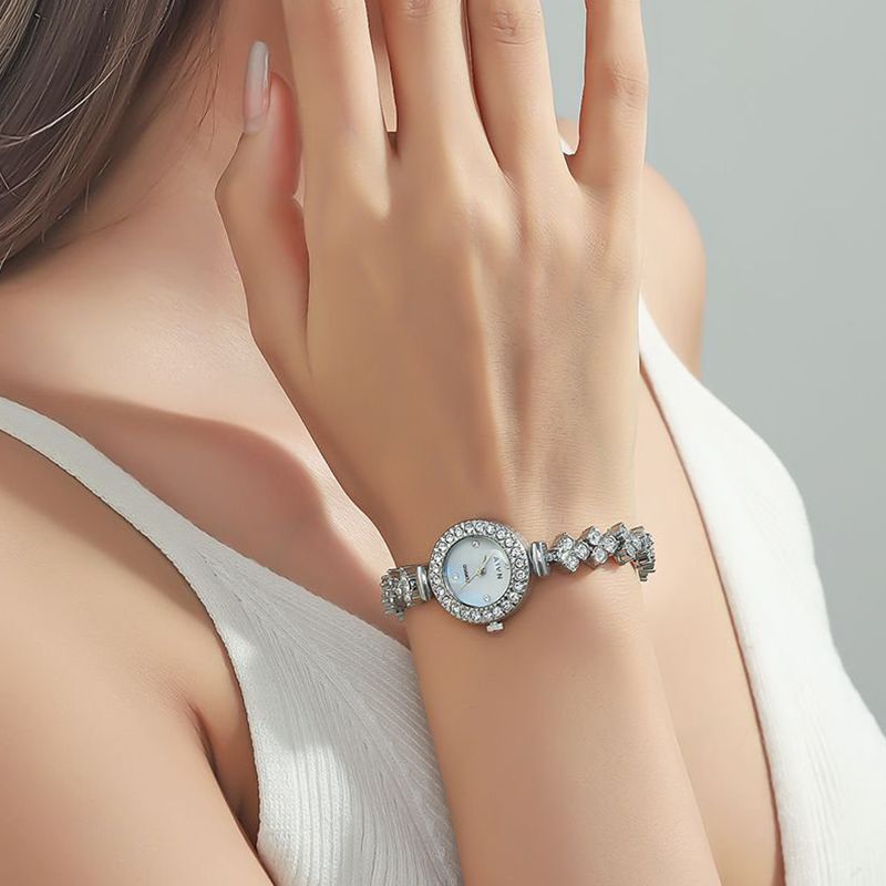 New Fashion Silver Watch Women's Wrist Watch Round Water Diamond Fashion Watch Luxury Quartz Mermaid Watch Casual Fashion Accessories