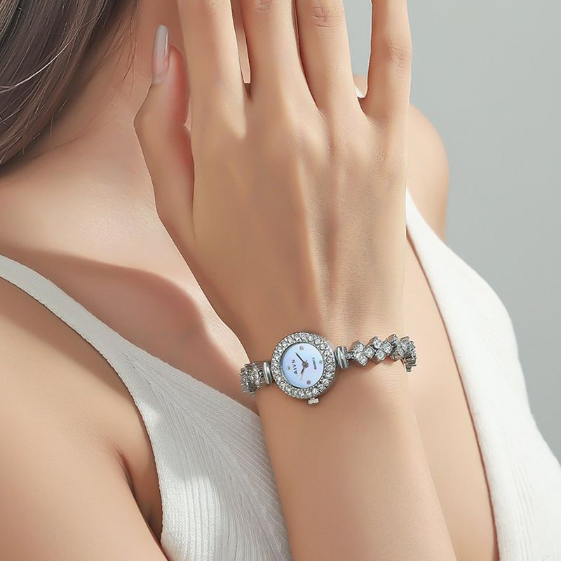 New Fashion Silver Watch Women's Wrist Watch Round Water Diamond Fashion Watch Luxury Quartz Mermaid Watch Casual Fashion Accessories