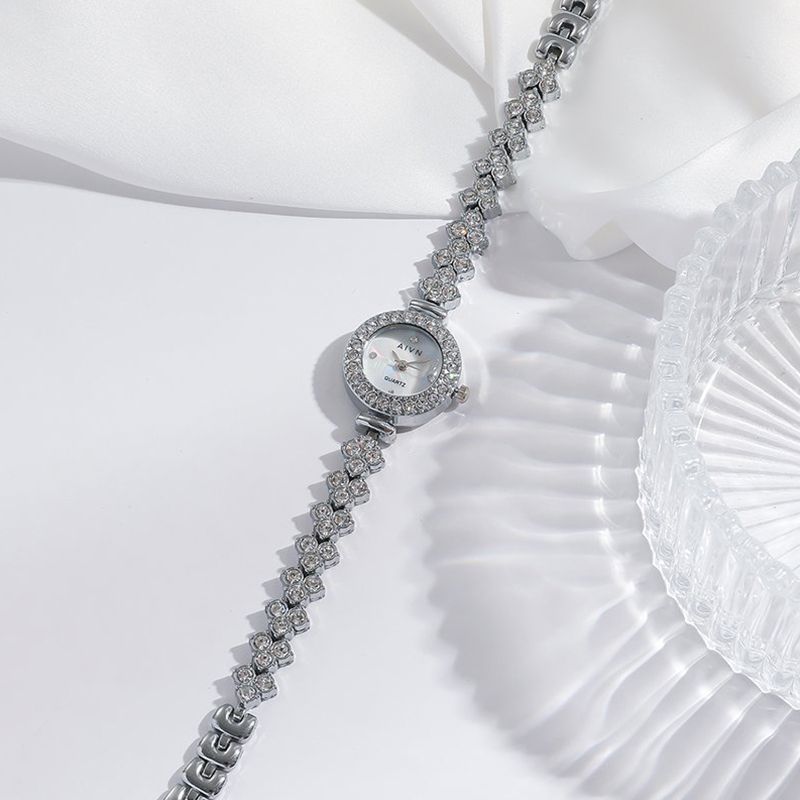 New Fashion Silver Watch Women's Wrist Watch Round Water Diamond Fashion Watch Luxury Quartz Mermaid Watch Casual Fashion Accessories