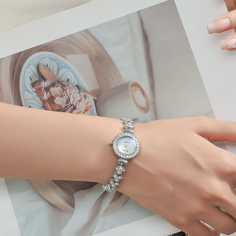 New Fashion Silver Watch Women's Wrist Watch Round Water Diamond Fashion Watch Luxury Quartz Mermaid Watch Casual Fashion Accessories