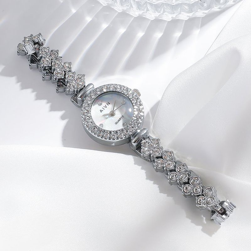 New Fashion Silver Watch Women's Wrist Watch Round Water Diamond Fashion Watch Luxury Quartz Mermaid Watch Casual Fashion Accessories